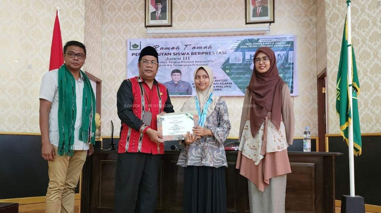 Kakankemenag Maluku Tenggara Berikan Reward Kepada Kepala Madrasah dan Siswa Berprestasi Di Ajang KSM