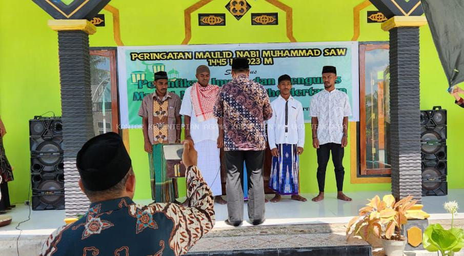 Lantik Imam dan Takmir Masjid Ohoider Tawun, Kakan Kemenag Sampaikan Ini..!