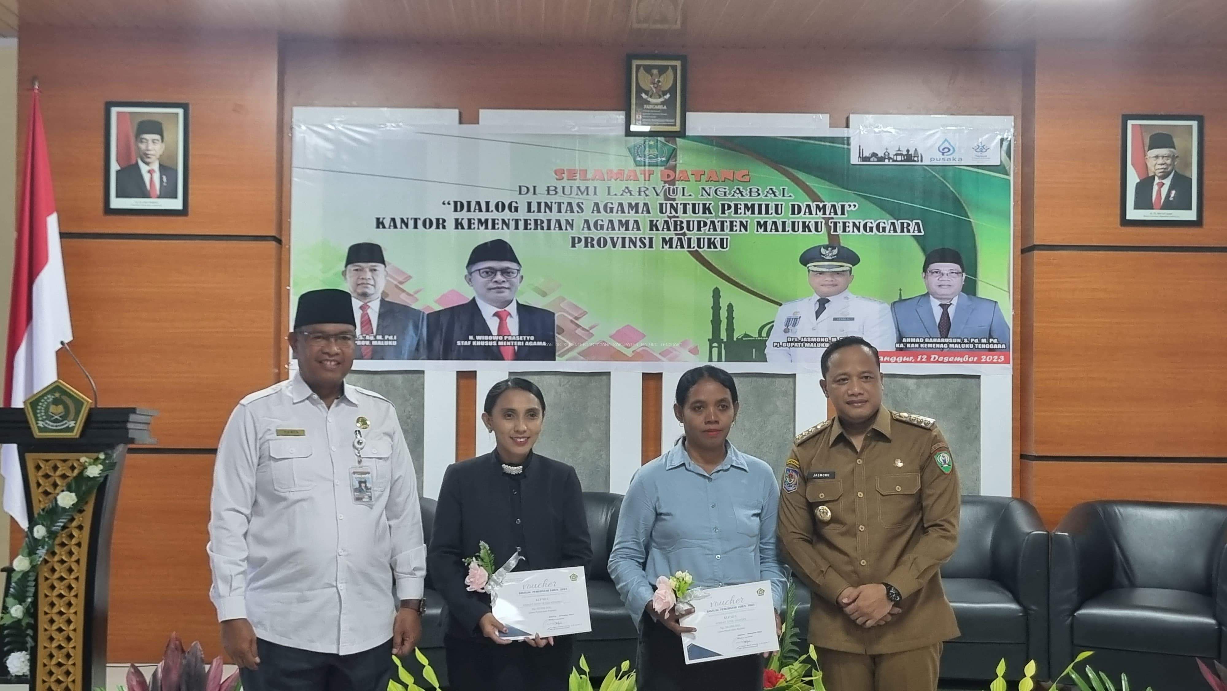 Kakanwil Kemenag Provinsi Maluku Serahkan Bantuan Pembangunan Gereja dan Bantuan Desa Moderasi Beragama