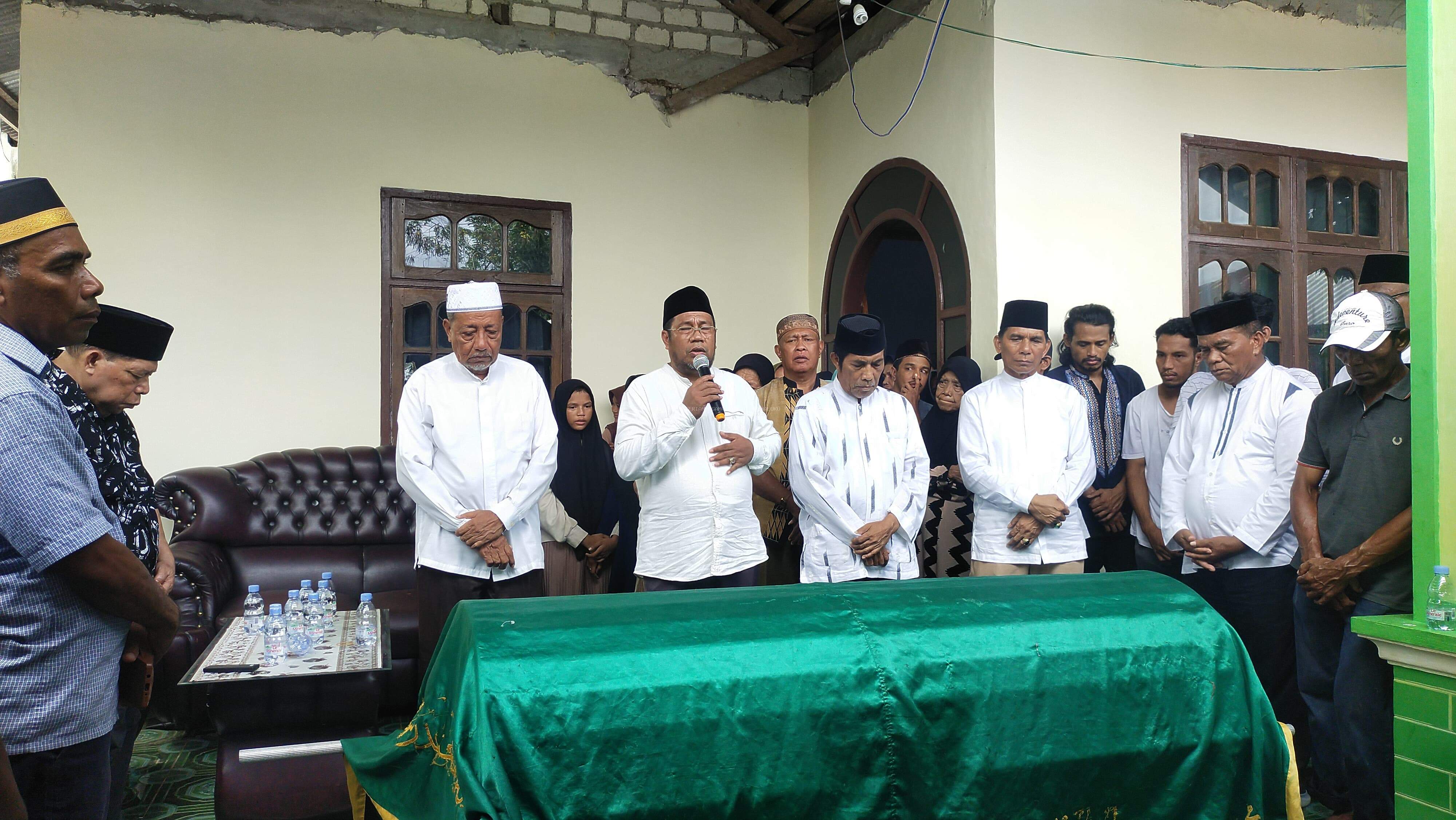 Tangis Haru ASN Kemenag Malra Iringi Jenazah Alm Abdullah Rumra Ke Peristrahatan Terakhir