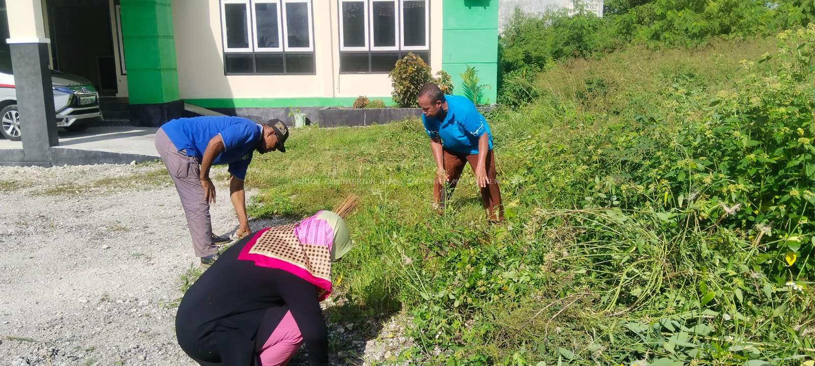 KUA Kei Kecil Laksanakan JUMBO, Jumat Bersih Dan Olah Raga: Perindah Halaman Kantor Dan Tingkatkan Kebugaran Pegawai