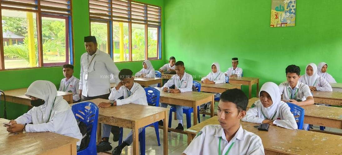 Kakan Kemenag Malra Pantau Langsung Pelaksanaan Asesmen Nasional Jenjang SMA/SMK/Madrasah di MAN Maluku Tennggara