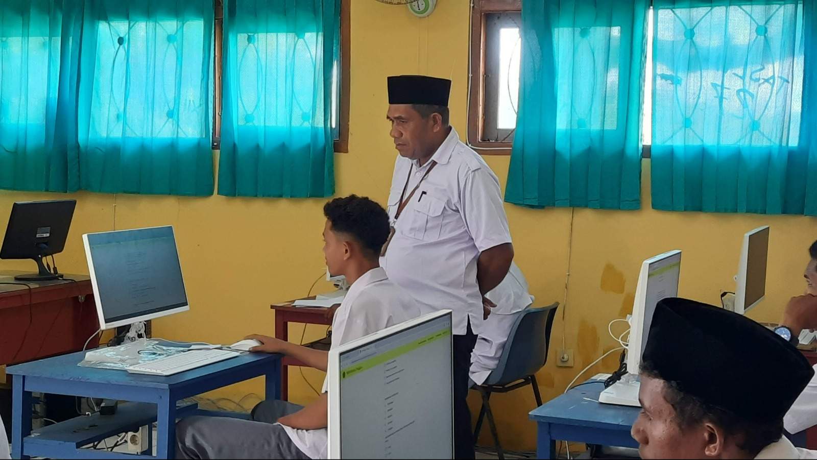 Kepala MAN Maluku Tenggara Pantau Pelaksanaan Asesmen Madrasah Hari Kedua