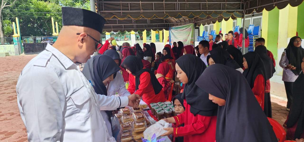 Kasubag TU Kemenag Malra Hadiri Pameran Jajanan Tradisional Siswa MTsN 1 Malra