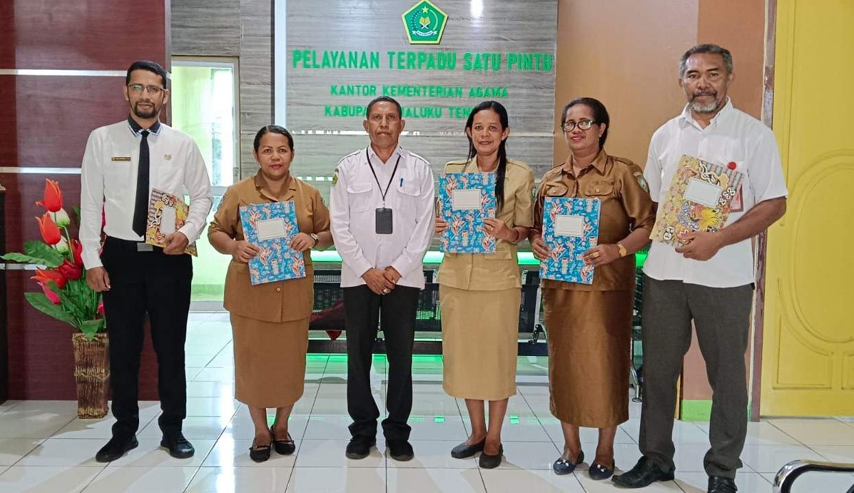 Delapan Guru Katolik di Kabupaten Maluku Tenggara Terima Sertifikat Program PPG