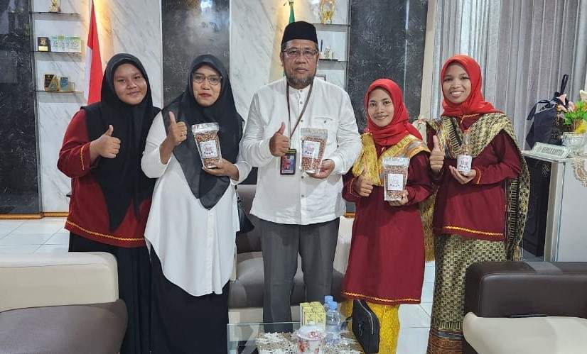 Siswa Siswi MTsN 1 Malra Perkenalkan Hasil Karya Proyek Kewirausahaan P5P2RA Kepada Kakankemenag