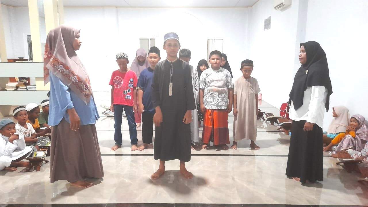 Penyuluh Agama Islam KUA Kei Kecil Bimbing Santri dalam Praktik Sholat