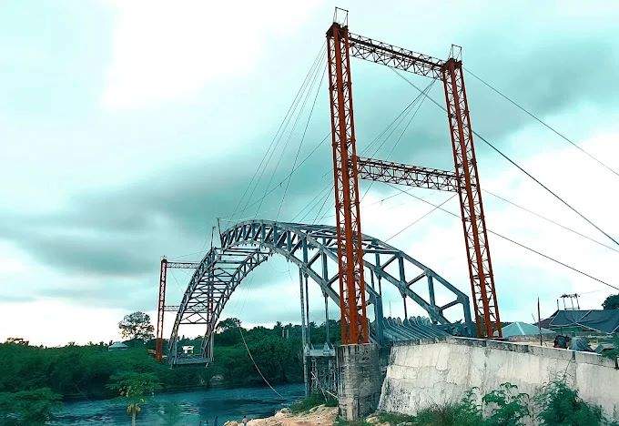 Aksi Nekat Tim Safari Ramadhan Memanjat Konstruksi Jembatan hingga Mencoba Naik Ember untuk Menyeberangi Teluk Tetoat