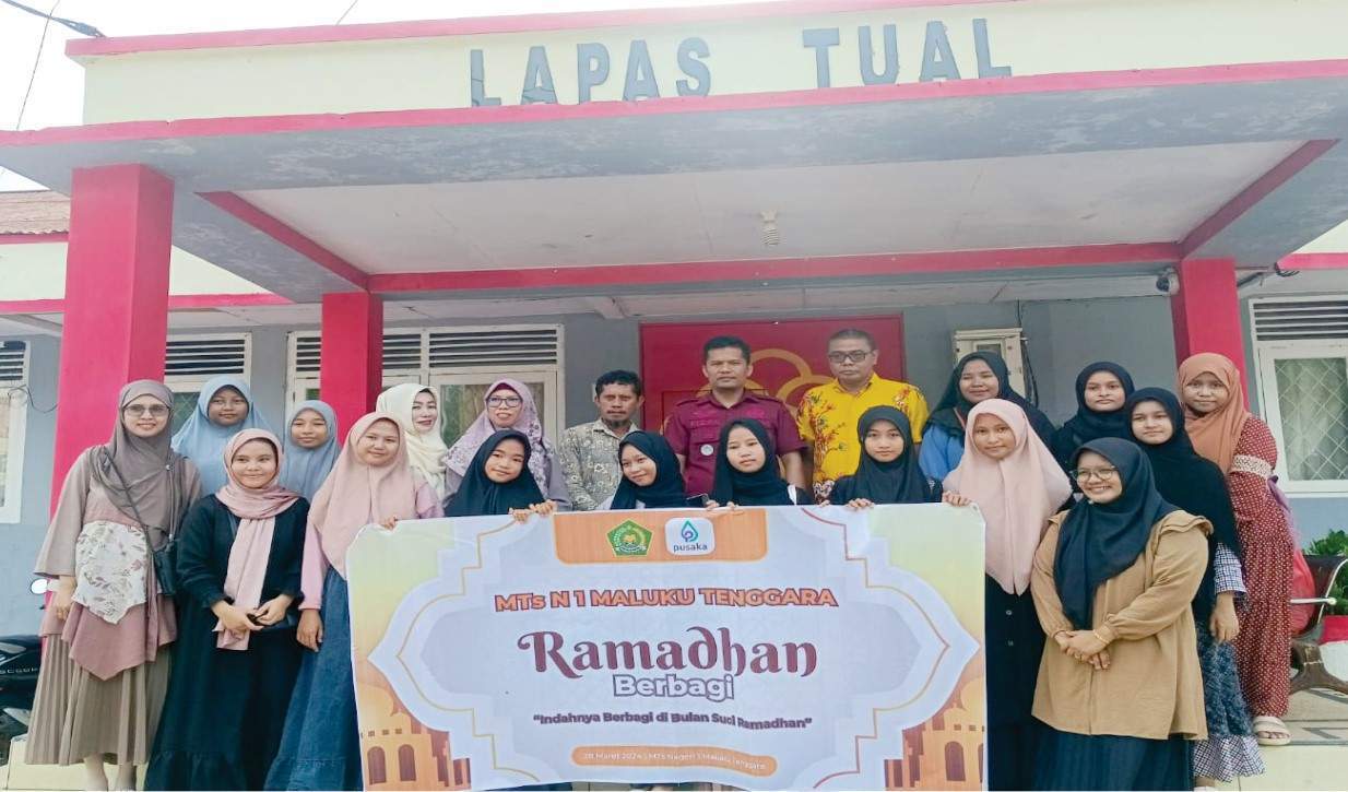 Berbagi Berkah Ramadhan, Siswa-Siswi MTsN 1 Malra Bagikan Takjil Kepada Warga Binaan Lapas Kelas II Tual