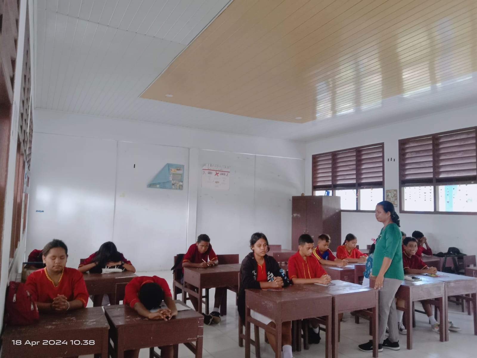 Penyuluhan Rutin bagi Siswa SMP Kristen Anugerah Langgur oleh Penyuluh Agama Kristen