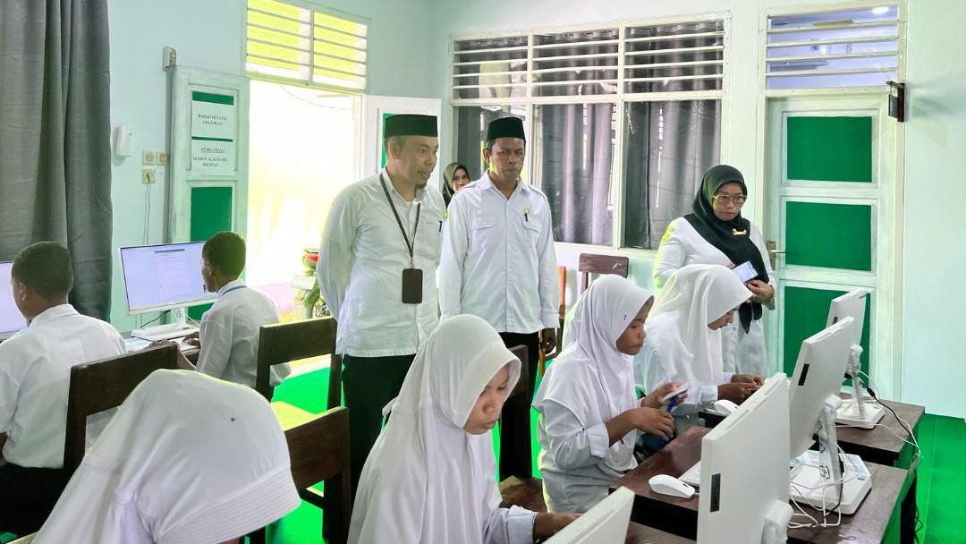 Kamad dan KTU MTsN 2 Malra Dampingi Kasi Pendis Lakukan Monev Asesmen Madrasah