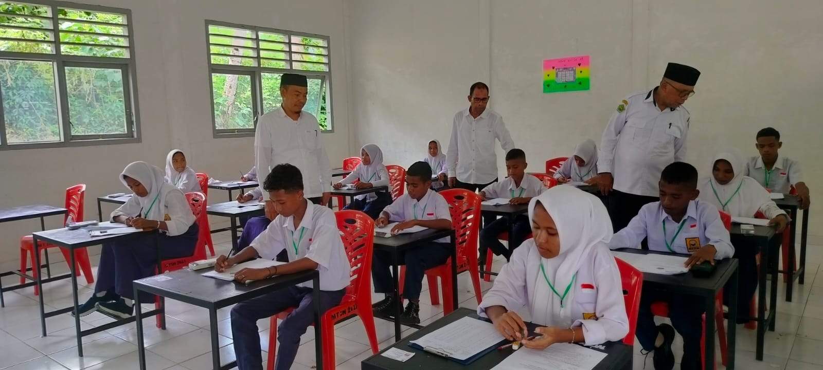 Kepala Madrasah dan Kepala Tata Usaha Dampingi Kasi Pendis dan Staf Melakukan Monitoring Asesmen Madrasah DI MTsN 3 Maluku Tenggara