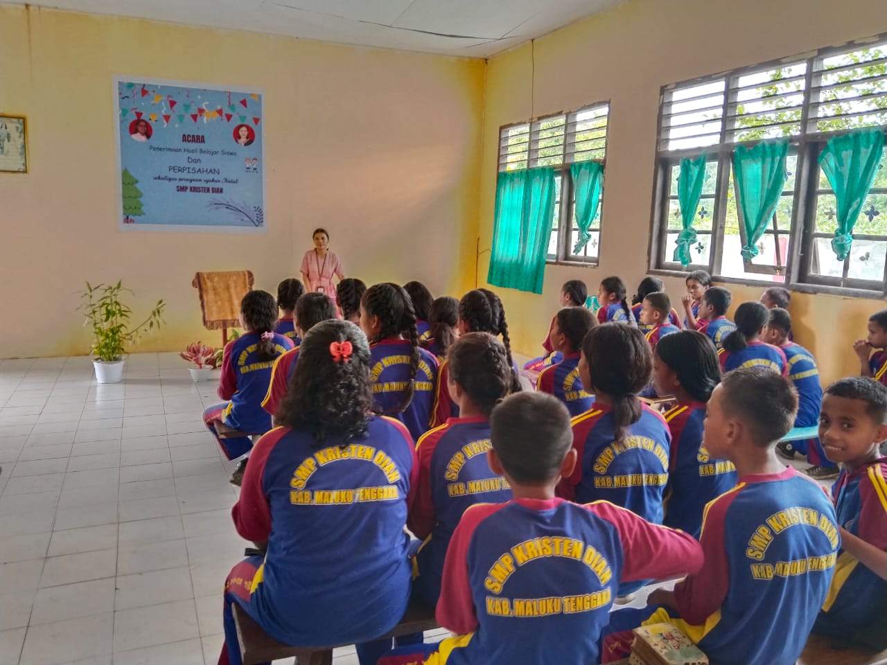 Perkuat Karakter Remaja, Penyuluh Agama Kristen Adakan Pembinaan Rohani di SMP Kristen Dian