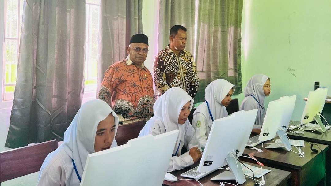 Hari Ketiga Asesmen Madrasah, Kepala MTsN 2 Dampingi Pengawas Madrasah Lakukan Monev