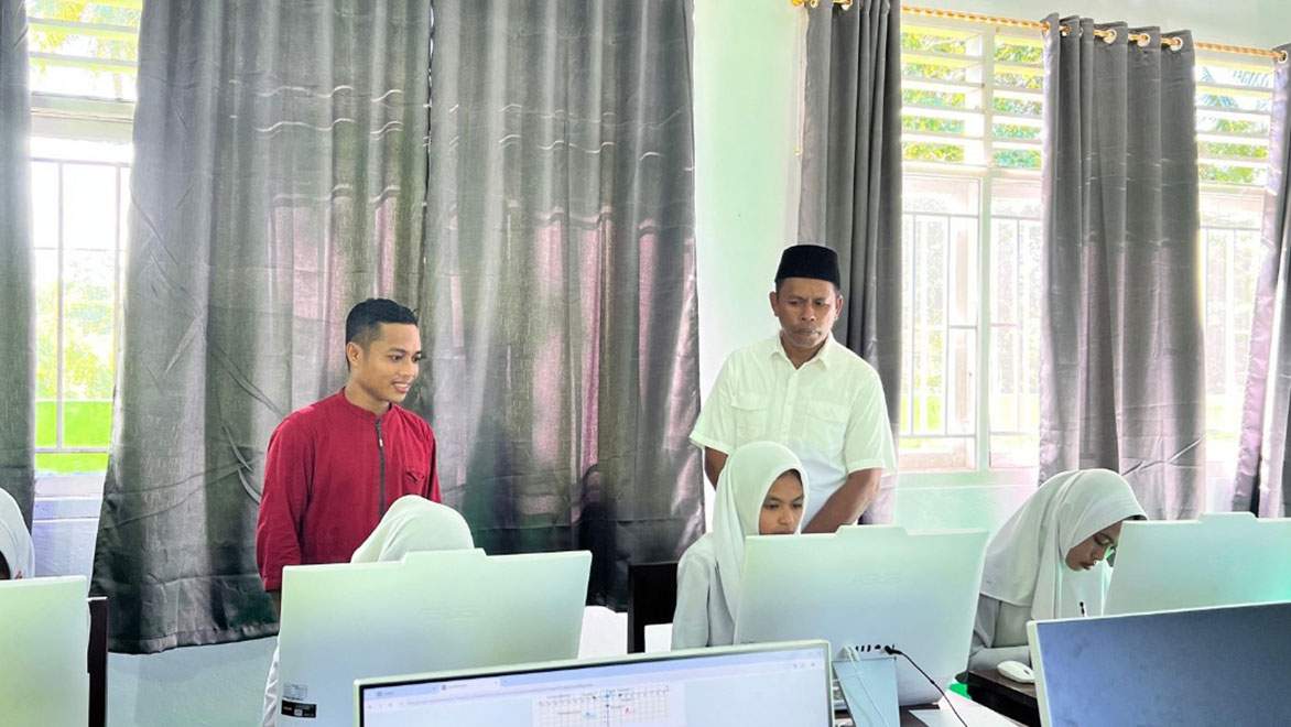 Kepala MTsN 2 Malra dan Wakamad Kesiswaan Memantau Pelaksanaan Asesmen Madrasah 2024