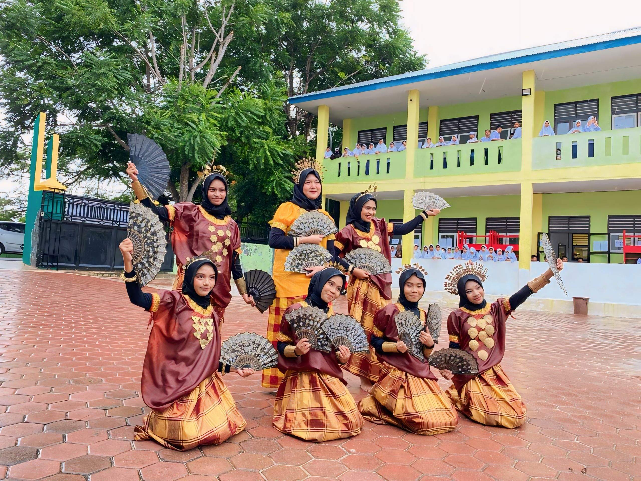 Siswa-Siswi Kelas 9 MTs N 1 Maluku Tenggara Gelar Praktek Menari