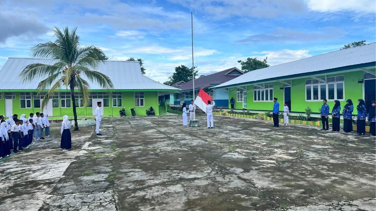 MTsN 2 Malra Gelar Upacara Bendera dalam Rangka Memperingati Hardiknas 2024