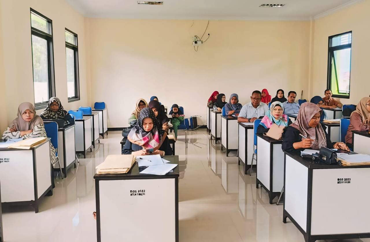 Guru MTs N 1 Maluku Tenggara Mulai Melakukan Penilaian Hasil Asesmen Madrasah