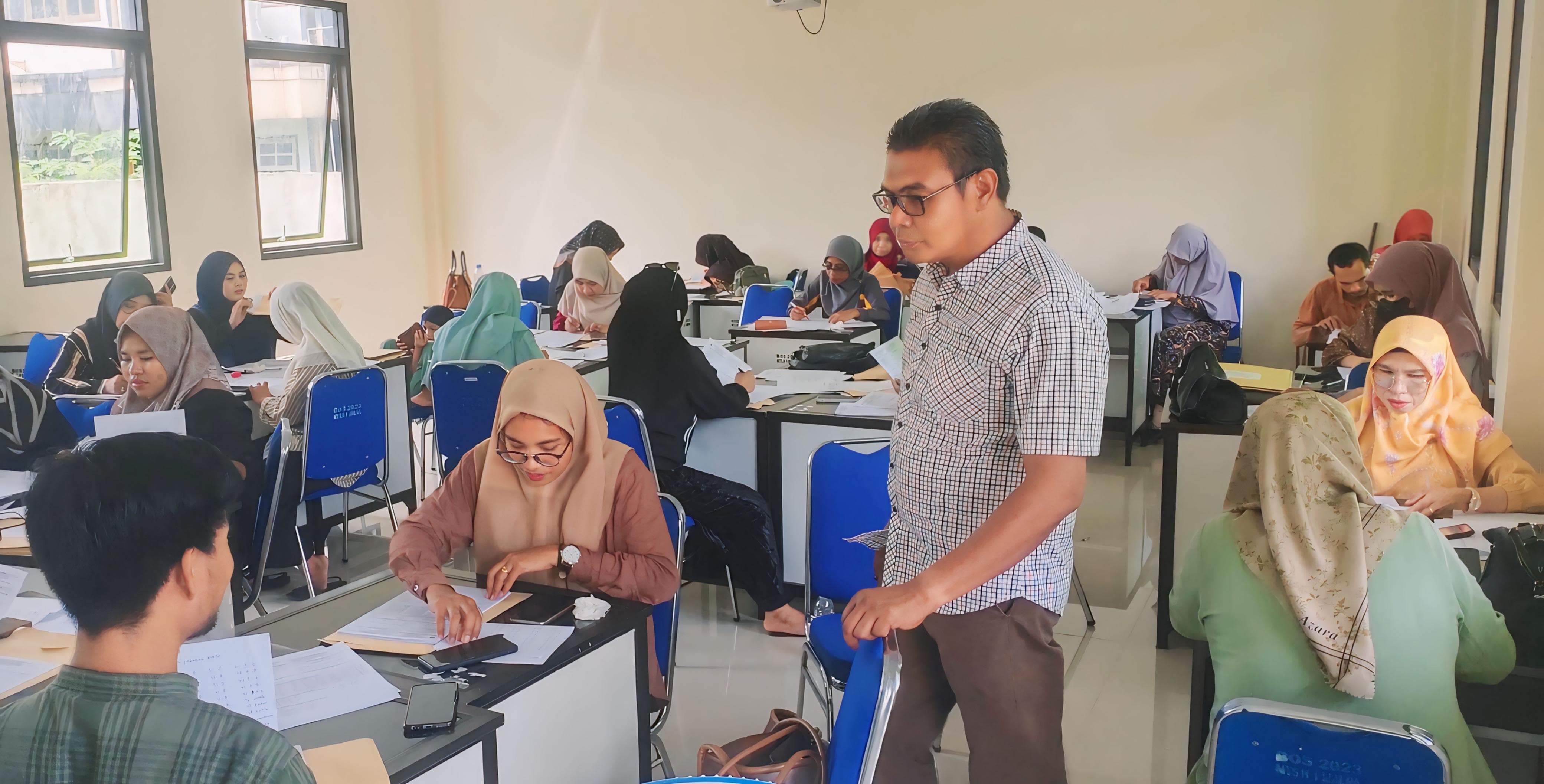 La Amir, S.Ag Memantau Langsung Proses Penilaian Hasil Asesmen Madrasah (AM) oleh Guru MTsN 1 Maluku Tenggara