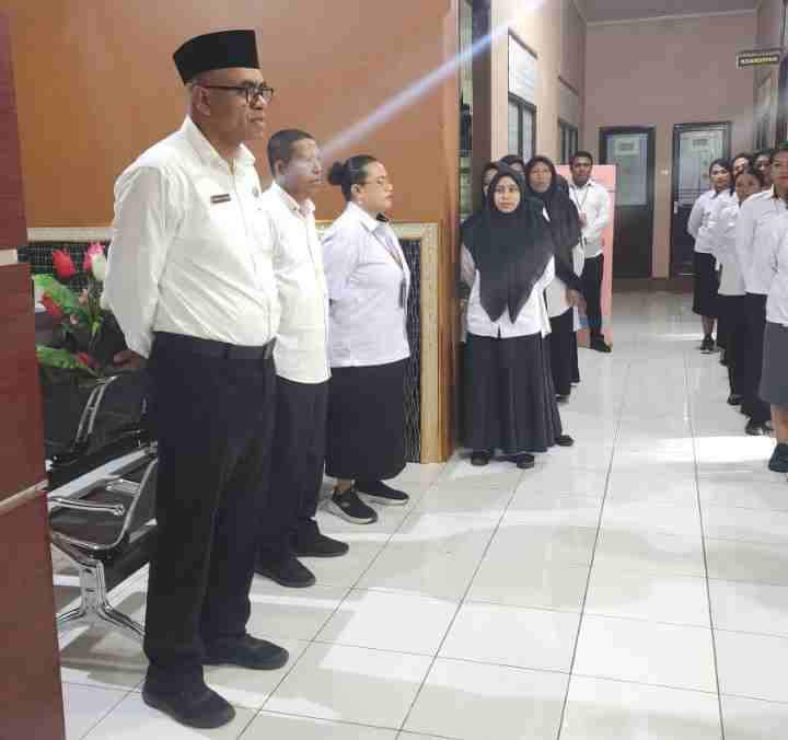 Hujan Deras Di Senin Pagi, ASN Kemenag Malra Gelar Apel Pagi Di Lobby Kantor