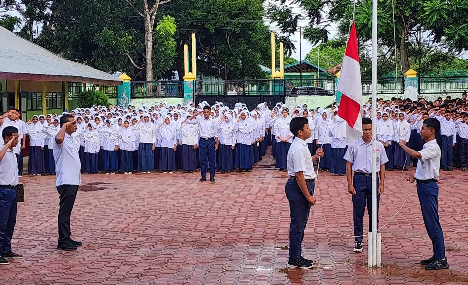 Siswa Siswi kelas 9 Gelar Upacara Bendera, Tanda Berakhirnya Masa Studi di MTs N 1 Maluku Tenggara