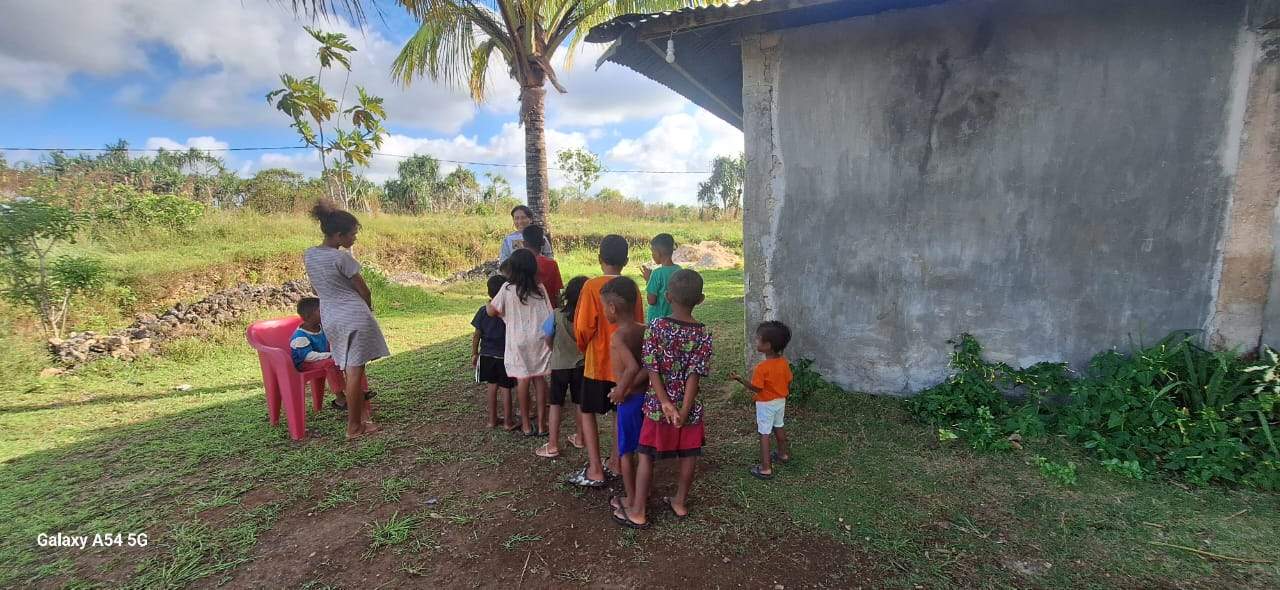 Kegiatan Penyuluhan dengan Tema Gereja dan Lingkungan Hidup, Penyuluh Agama Kristen Mengajak Anak-Anak di Desa Kolser Agar Menjaga Kebersihan Lingkungan