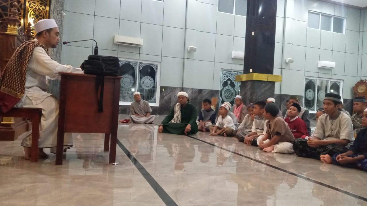 Hadiri Taklim Rutin DKM Masjid Al-Falah Perumnas, Kepala KUA Kec. Kei Kecil :Pentingnya perkuat keimanan dan keislaman pada Generasi islam di Era serba Digitalisasi