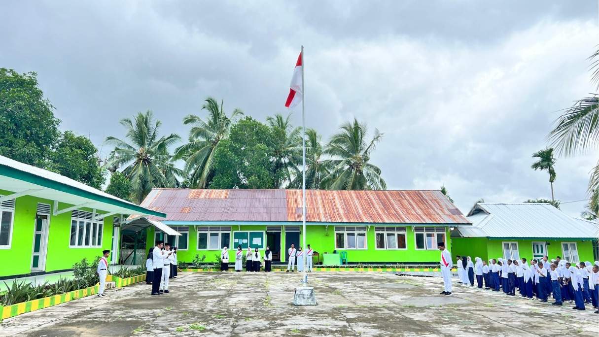 MTsN 2 Malra Melaksanakan Upacara Bendera untuk Memperingati Hari Kebangkitan Nasional Ke-116 Tahun 2024 