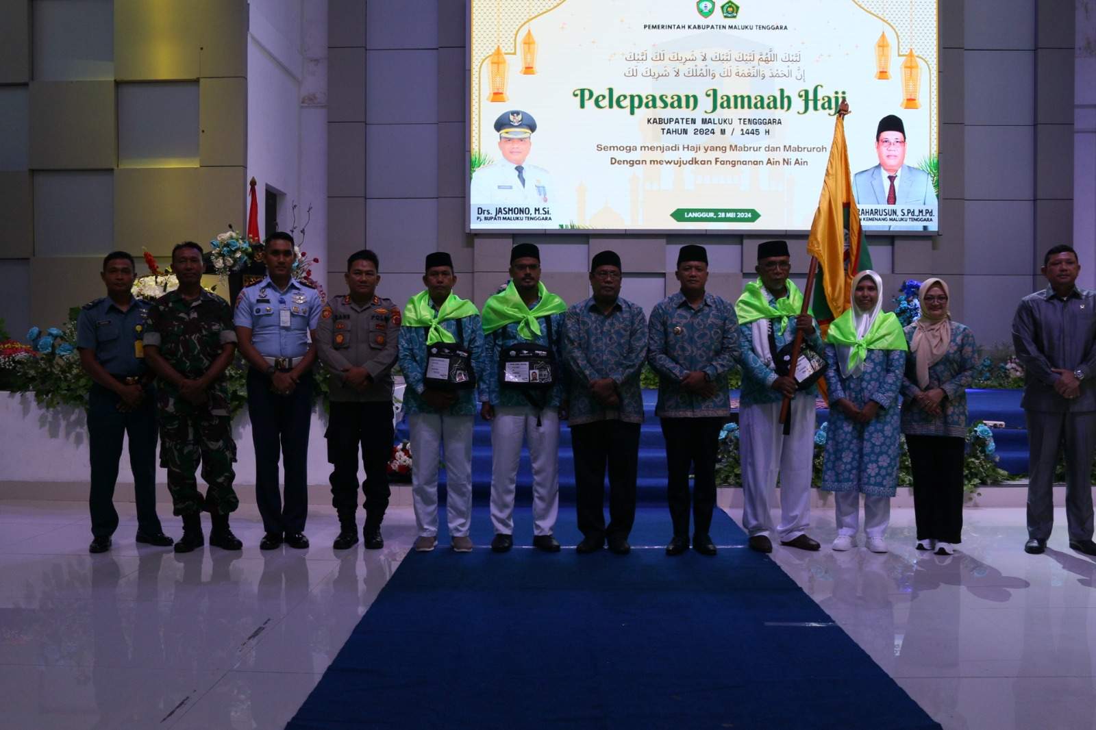 Pelepasan Calon Jamaah Haji Maluku Tenggara, Kakan Kemenag Turut Serta Dalam Pemasangan Hansduk Kepada Ketua Kloter