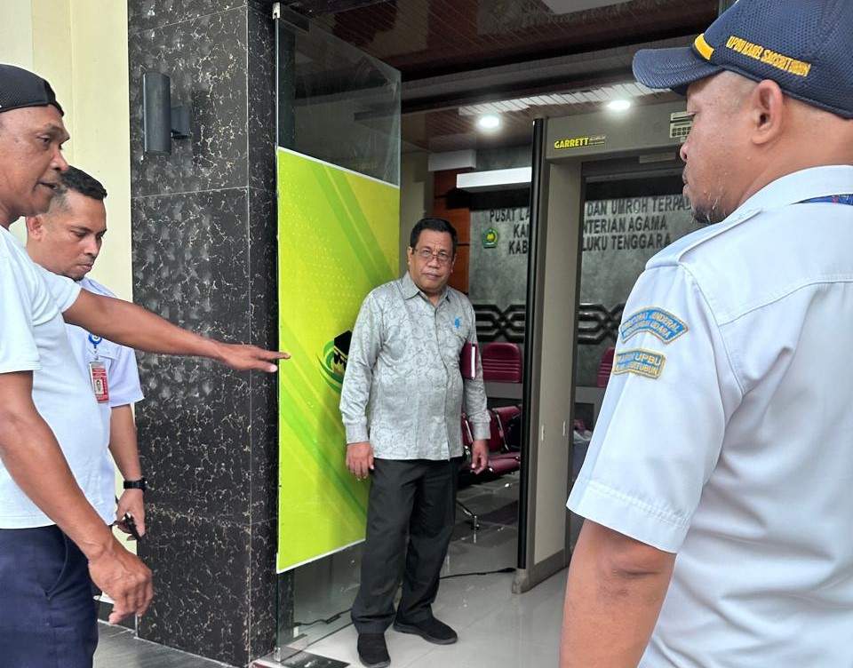 Tingkatkan Efisiensi Proses keberangkatan Jemaah Haji, Kakan Kemenag Malra Pantau Pemasangan Metal Detektor di Gedung PLHUT