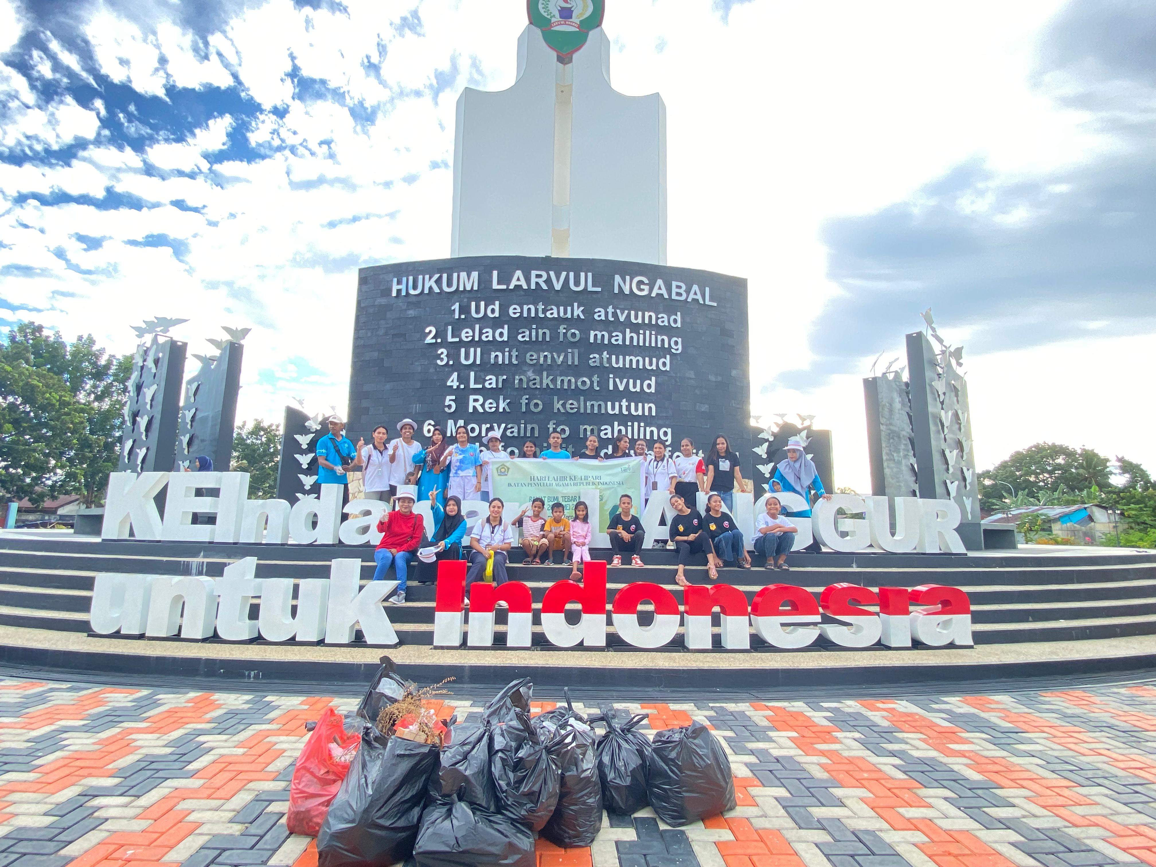 Aksi Bersih Sampah Plastik oleh Penyuluh Agama Kantor Kementerian Agama Kabupaten Maluku Tenggara Dalam Rangka Hari Lahir IPARI yang Ke-1