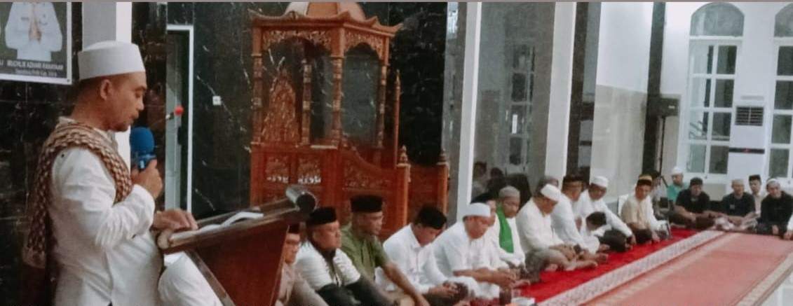 Kepala KUA Kecamatan Kei Kecil Sampaikan Laporan Kegiatan Pada Acara Takbir Bersama Hari Raya Idul Adha 1445 H