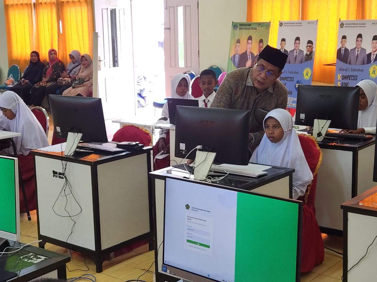 Hari Ketiga Pelaksnaan Kompetisi Sains Madrasah Tingkat MI, Kakan Kemenag Malra Hadir Memberikan Dukungan 