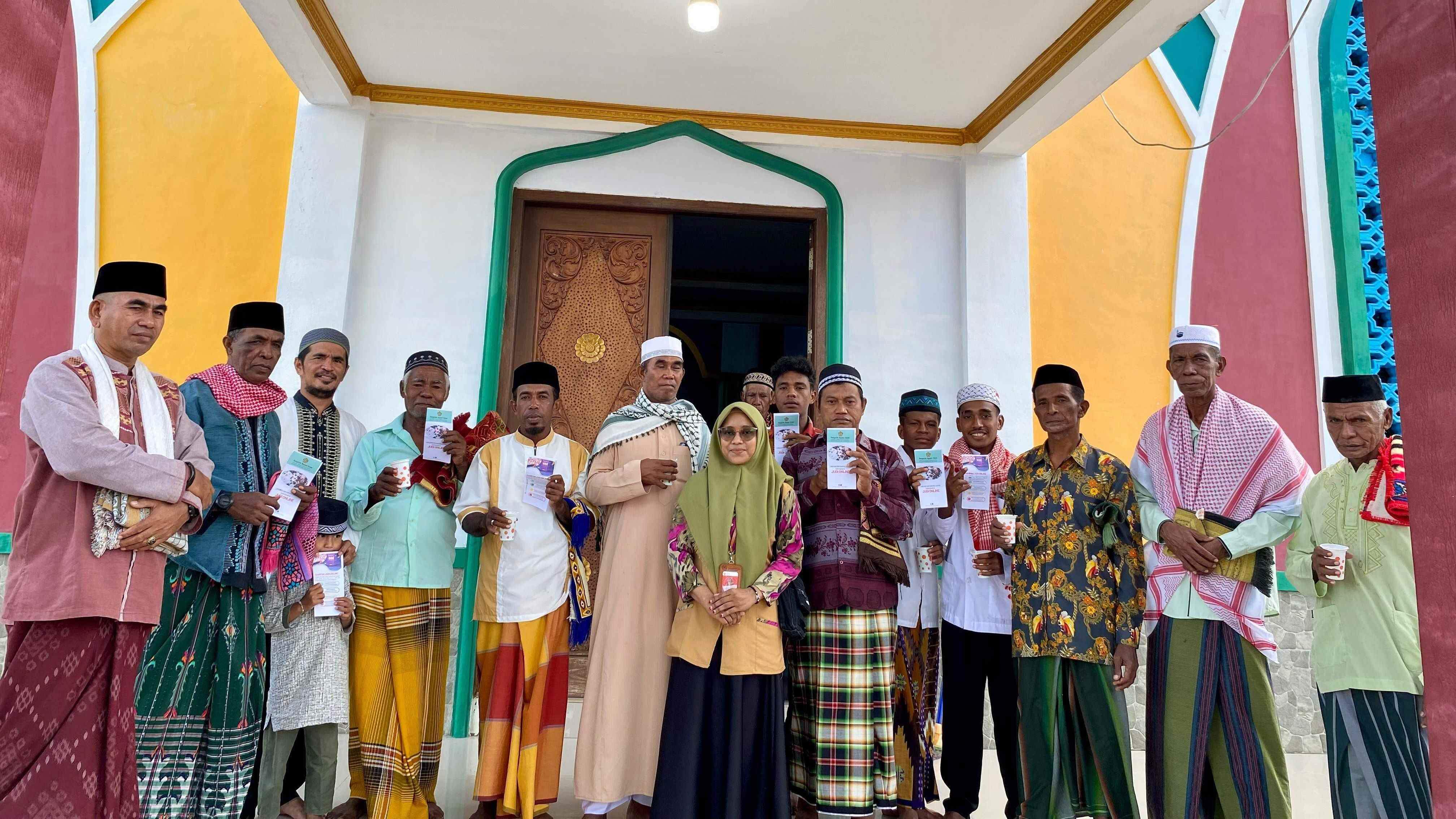 Penyuluh Agama Islam Fatmawatty Dewi Tukloy Beri Edukasi Bahaya Judi Online Kepada jamaah Masjid Al-Muqorobin Ohoi Letman