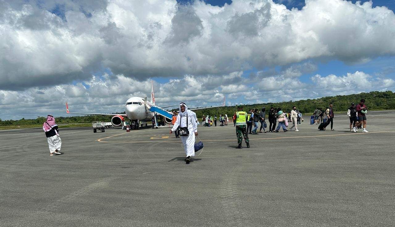 Kakan Kemenag Dan Pj. Bupati Malra Sambut Jamaah Haji Di Bandara Karel Sadsuitubun Langgur