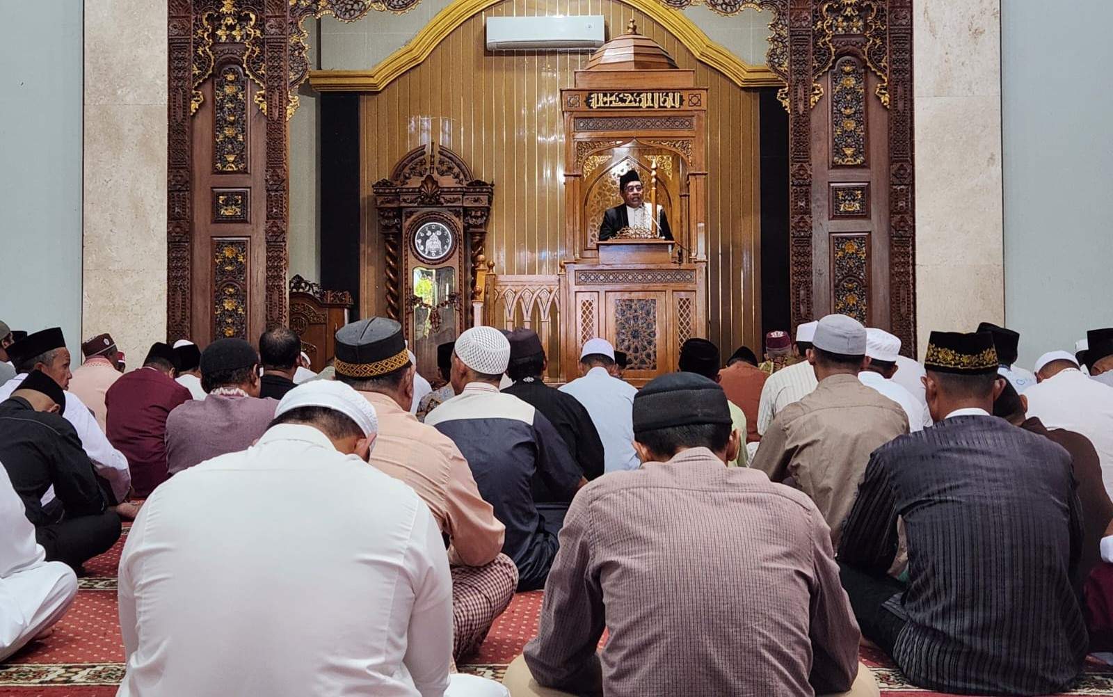 Khutbah Jumat di Masjid Raya Al Huriyah 45 Tual, Kakan Kemenag Malra Sampaikan Pemahaman Agama Islam Dalam Tiga Kategori