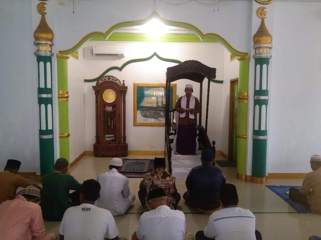 Penghulu KUA Kei Keci, Mahmud Rahanyamtel Ajak Jamaah Jumat Masjid Attaqwa Watdek untuk “Menjadi Manusia Bertakwa dan Meraih Manfaatnya”