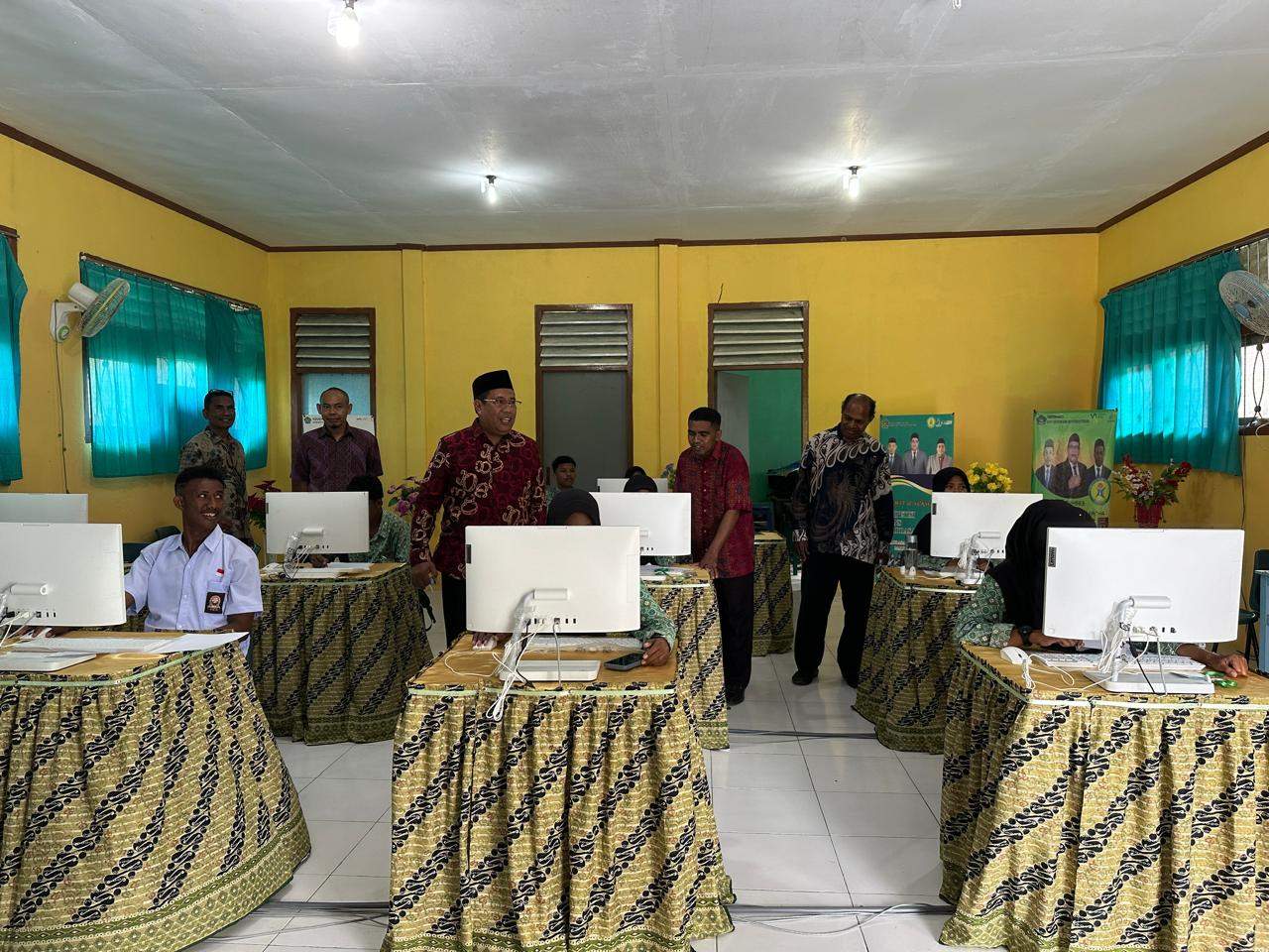 Pantau Uji Coba Kompetensi Sains Madrasah di MAN 1 Langgur, Kakan Kemenag Malra Sampaikan Apresiasi dan Motivasi