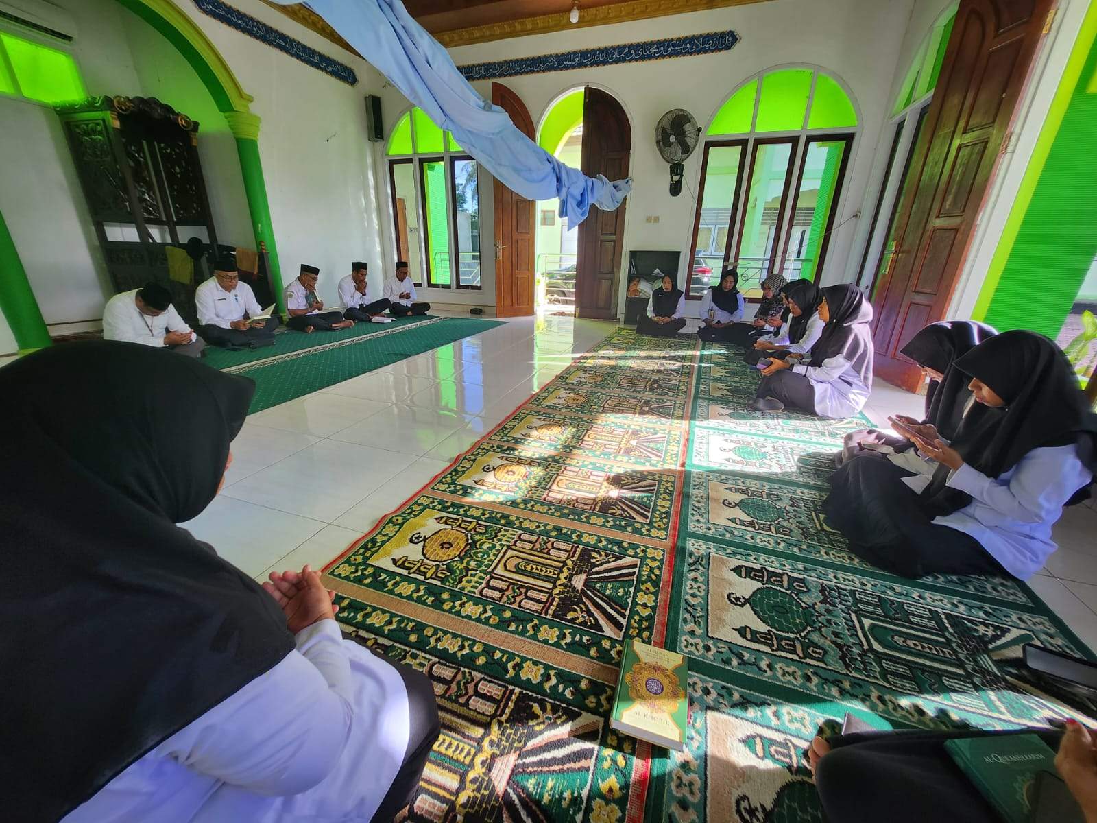 Kakan Kemenag Malra Pimpin Pengajian Rutin ASN di Masjid Ikhlas Beramal