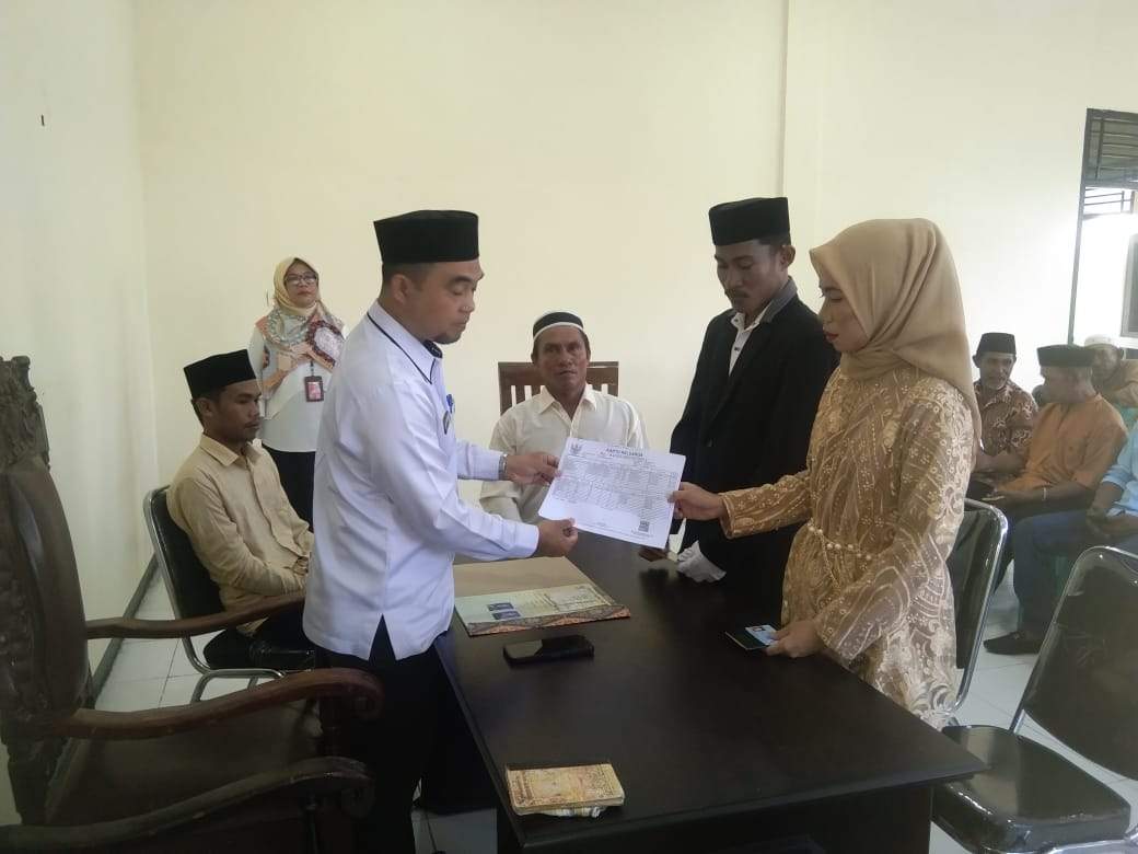 Usai nikahkan pasaangan Andi Agung Bugis dengan Mutmainnah Kaimudi, Kepala KUA Kec Kei Kecil beri program Sentiment (sekali nikah dapa 3 dokumen)