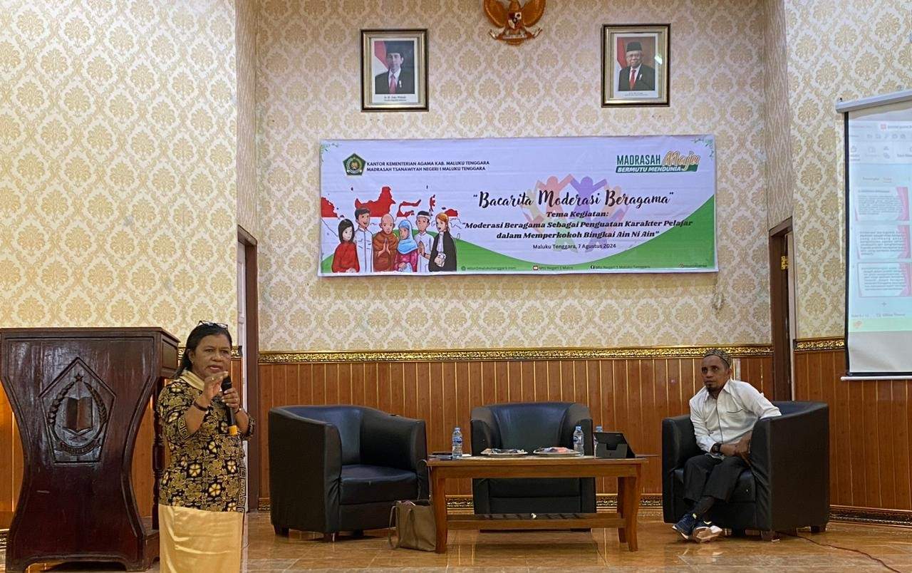 Ketua Klasis GPM Maluku Tenggara Pdt. Irene Klarce Koljaan, S.Th Berikan Materi Moderasi Beragama di MTs N 1 Malra