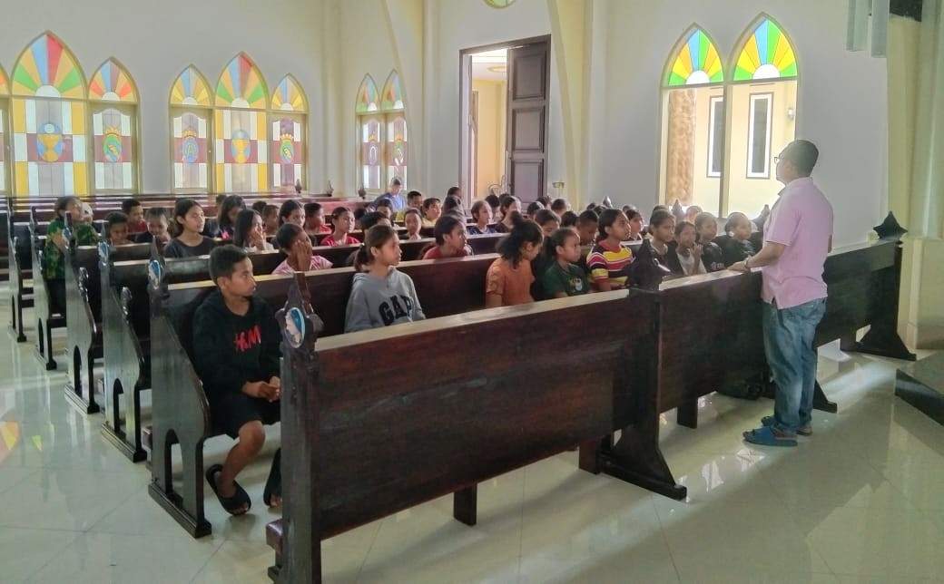 Penyuluh Agama Katolik Romualdus Angwarmase Laksanakan Bimbingan Pengenalan Perlengkapan Liturgi bagi Putra-Putri Altar Stasi Langgur