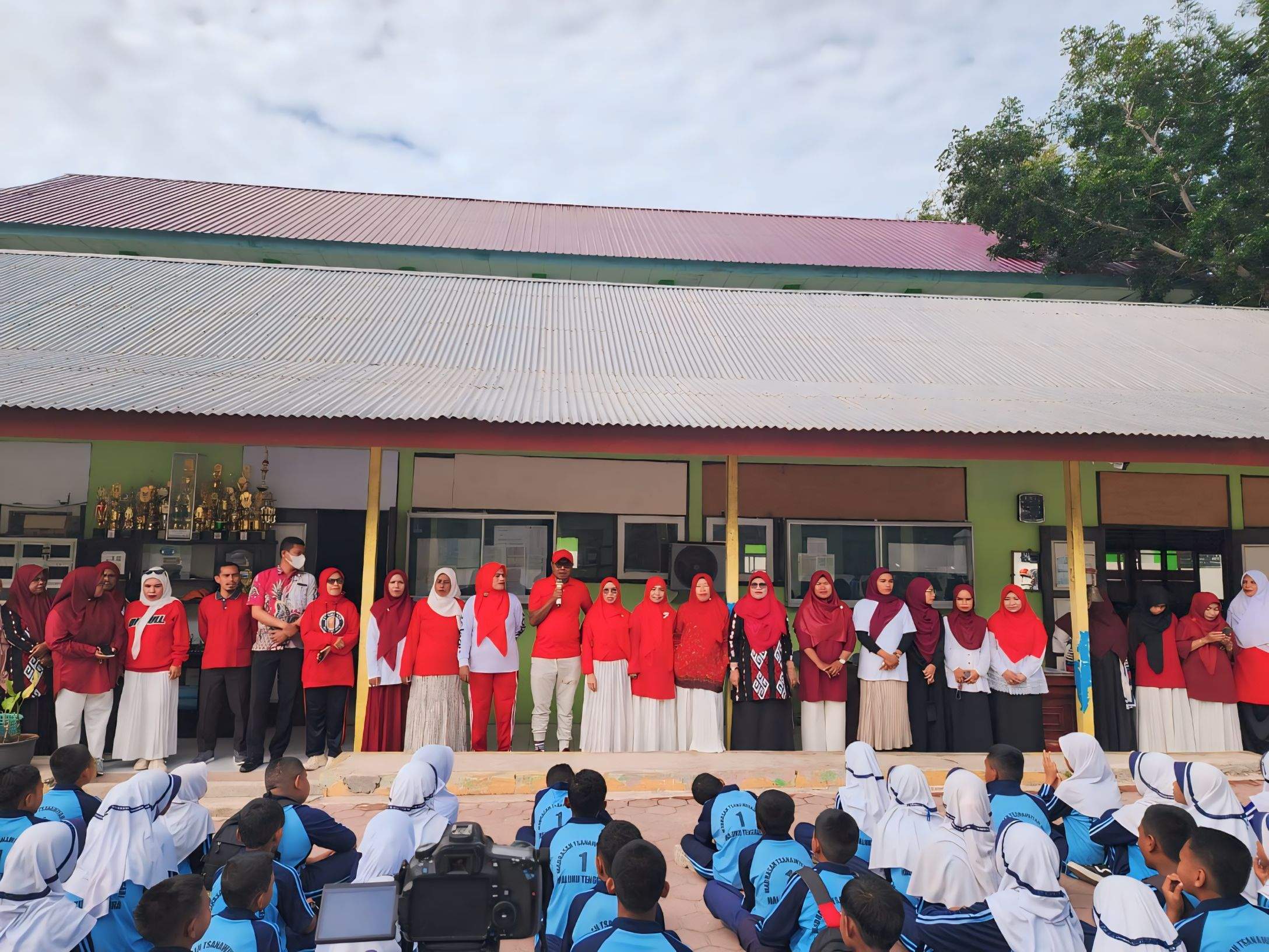 Songsong HUT RI ke-79, Kamad MTs N 1 Malra Beri Sambutan pada Lomba 17an