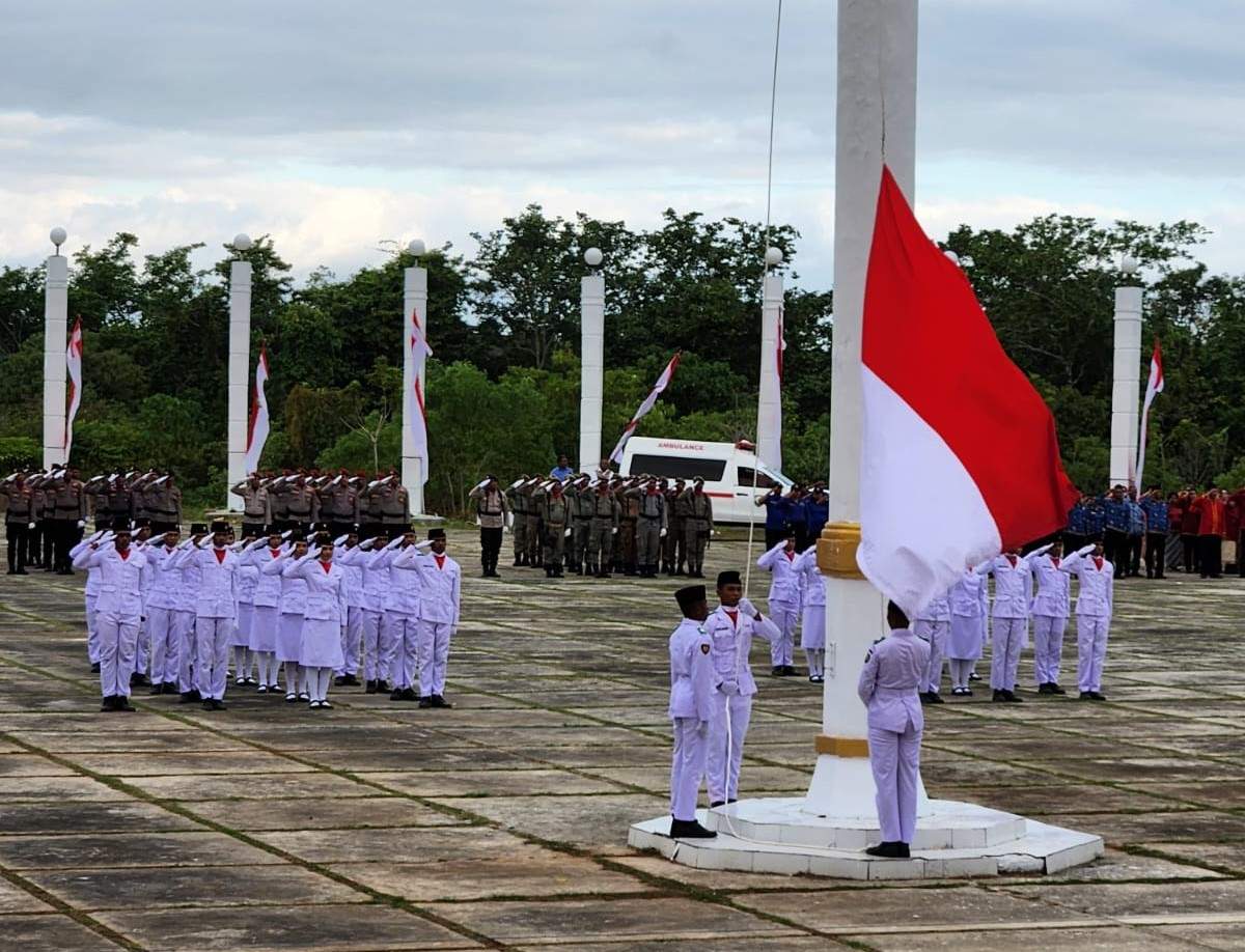 Kakan Kemenag Malra Hadiri Upacara Penurunan Bendera Pada HUT RI ke-79