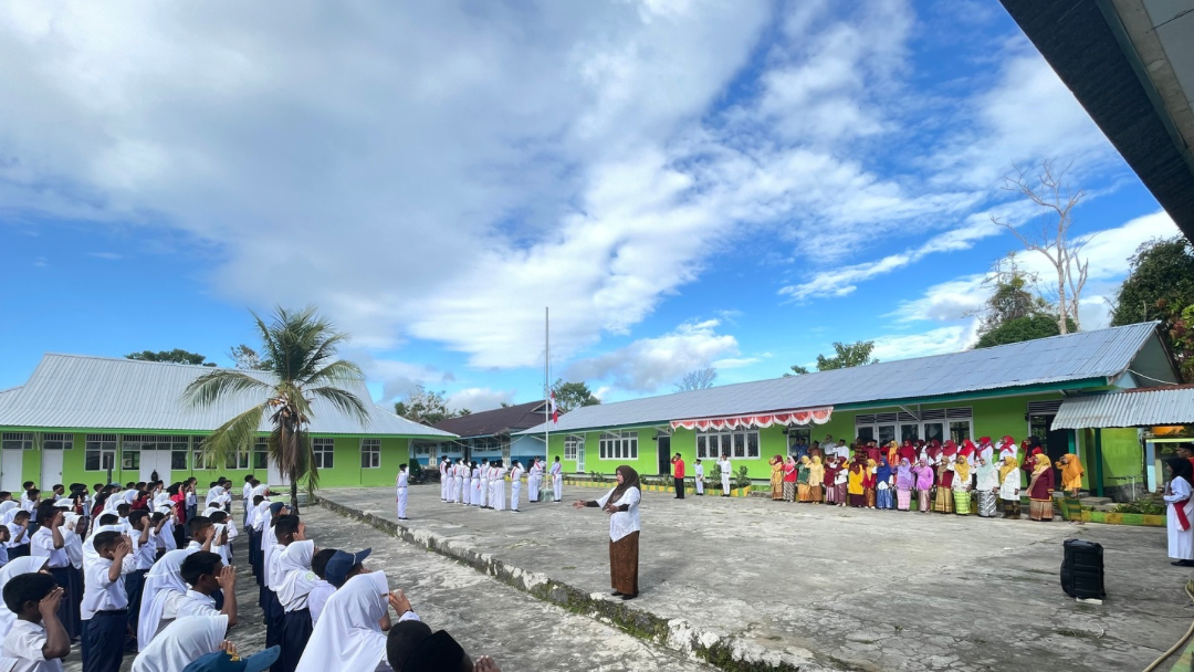 Memperingati HUT ke-79 Republik Indonesia, MTs Negeri 2 Malra Gelar Upacara Bendera