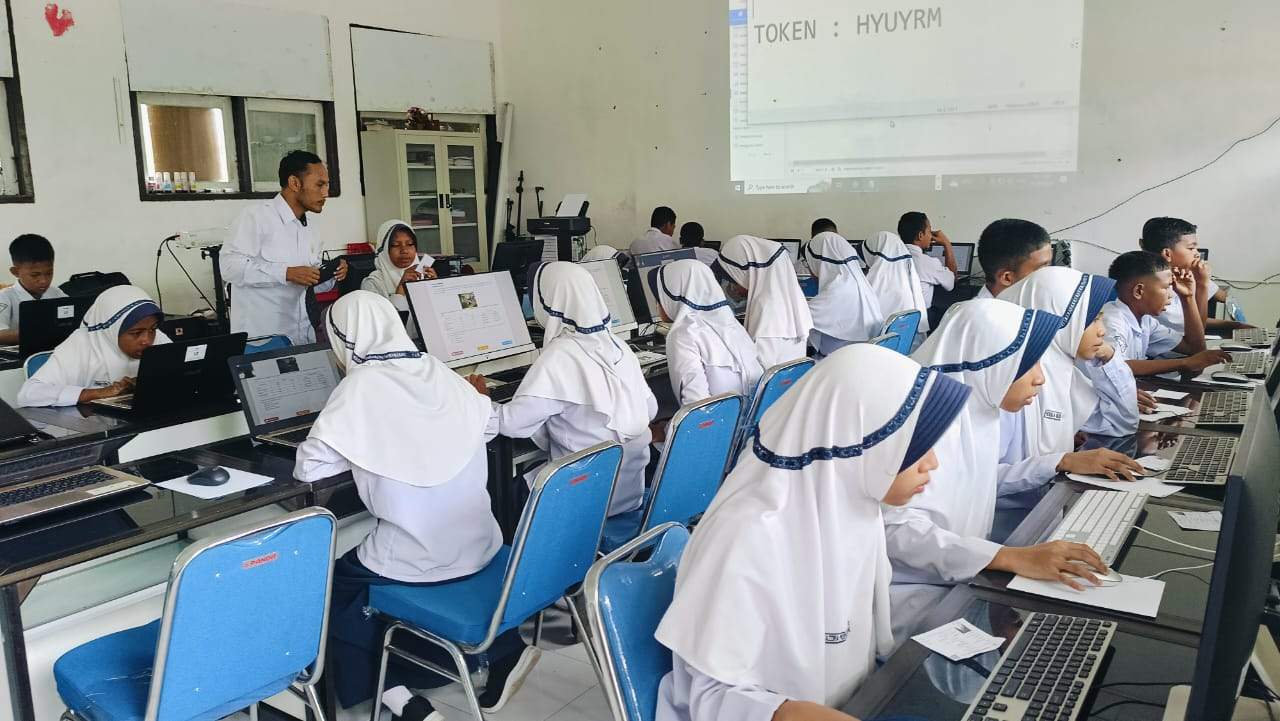 Sebanyak 50 siswa Madrasah Tsanawiyah Negeri 1 Maluku Tenggara mengikuti Gladi Ujian Nasional Berbasis Komputer (ANBK)