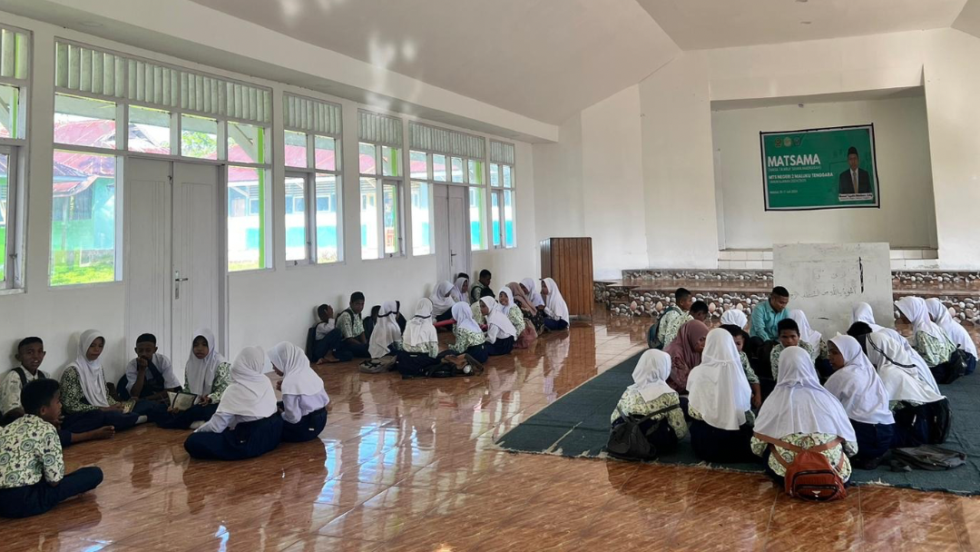 Kepala MTs Negeri 2 Malra Pantau Pembinaan Baca Tulis Al-Qur’an di Aula MTsN 2 Malra