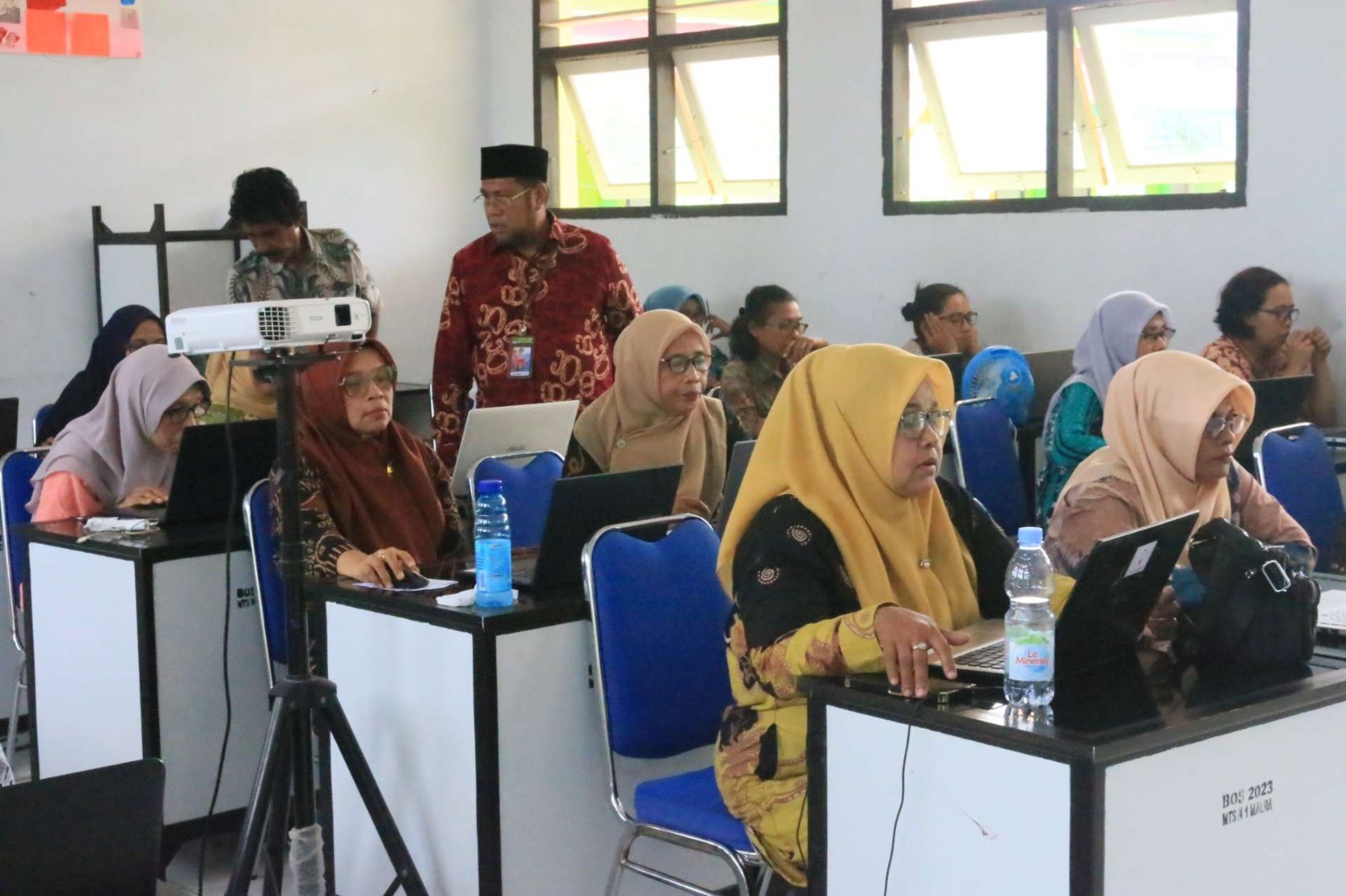 MTs N 1 Maluku Tenggara Menjadi Satu-Satunya Madrasah di Maluku yang Submit SOP Pelayanan ke Ditjen Pendis, Kakan Kemenag Sampaikan Apresiasi