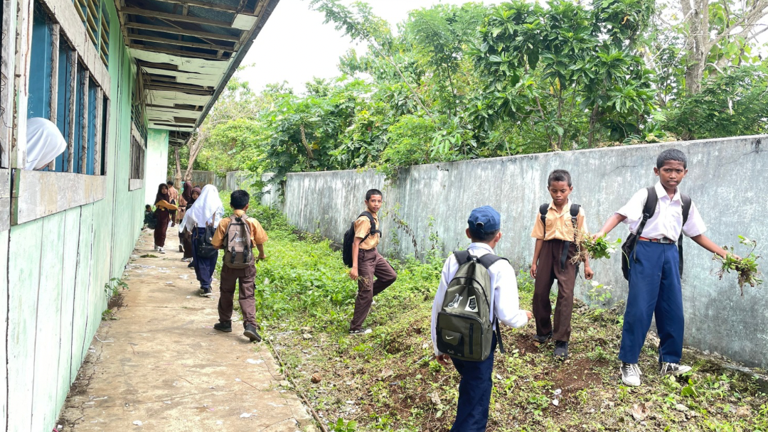 MTs Negeri 2 Maluku Tenggara Gelar Kerja Bakti Demi Menciptakan Lingkungan Madrasah Yang Bersih dan Sehat