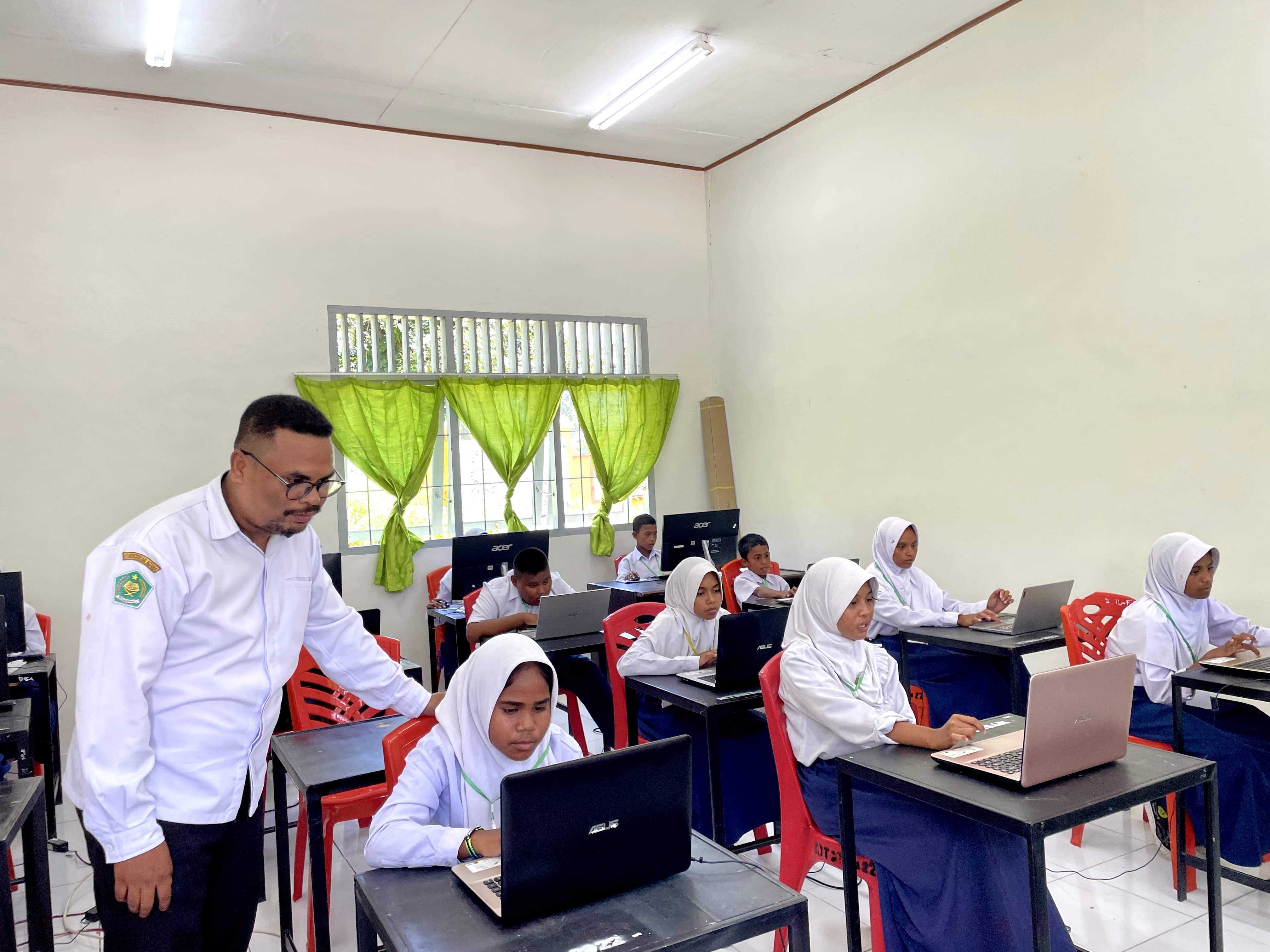 MTs Negeri 3 Maluku Tenggara Sukses Gelar ANBK Hari Pertama, 33 Siswa Antusias Ikuti Asesmen